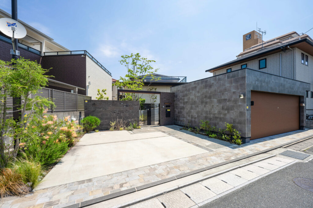ガレージとの繋がりを持った庭。