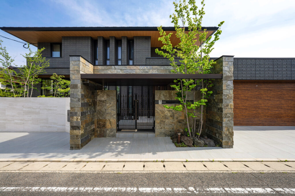 石の重みある門前にシンボルツリーで賑やかに。