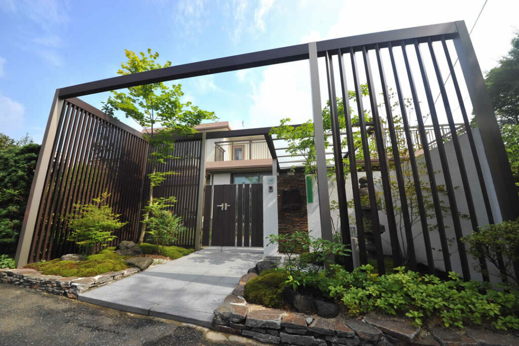 和風庭園とモダンエクステリアの庭