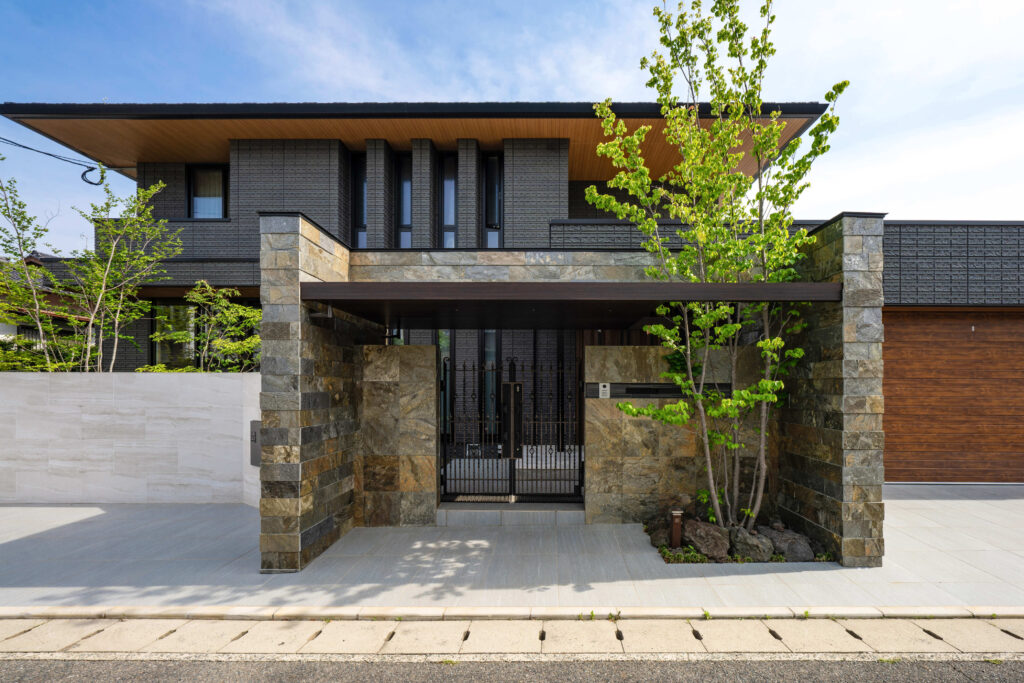 石の重みある門前にシンボルツリーで賑やかに。