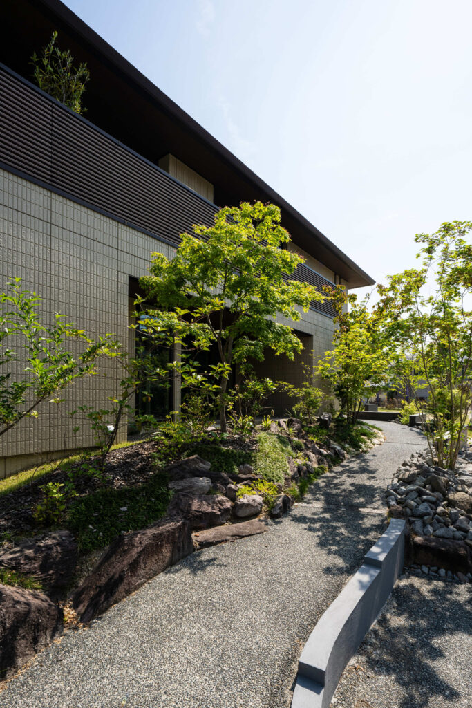 植栽と庭石で演出したショールーム