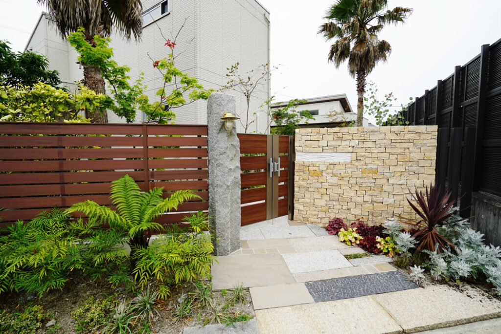 石張りのアプローチと植栽で洋風の庭へ